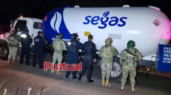 Policía y Fuerzas Armadas aseguran pipa con combustible ilegal en Tlahuapan