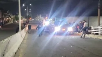 Choque entre taxi y motocicleta en Atlixco causa la muerte de una joven