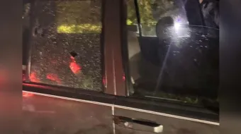 Descubren camioneta baleada y chocada en zona de Texmelucan