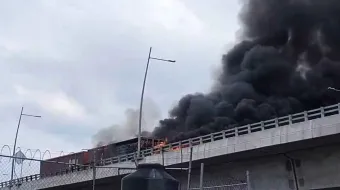 Tráiler cae desde el segundo piso en la México-Puebla; al menos 3 muertos