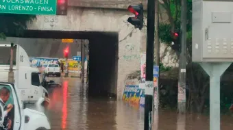 Lluvias provocan inundación en puente de FINSA; autos quedaron atrapados en Cuautlancingo