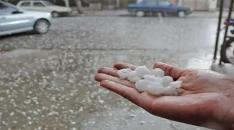 Granizada sorprende a Atlixco: calles cubiertas de blanco y afectaciones viales