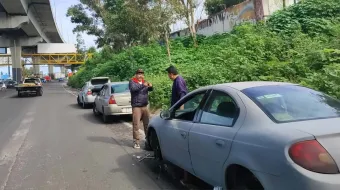 Múltiples daños en autos por bache en la autopista México–Puebla