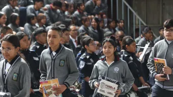 Miles de alumnos poblanos recibirán uniformes y zapatos; arrancó la distribución