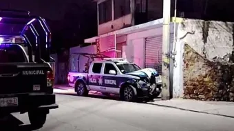 Patrulla de Izúcar choca contra poste de CFE: dos policías lesionados