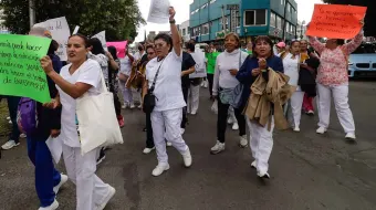 Enfermería del ISSSTEP se manifiesta por aumento salarial en Puebla