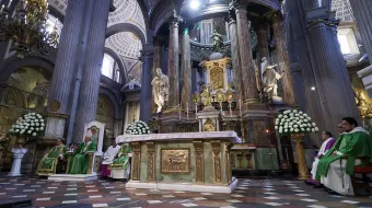 Víctor Sánchez Espinosa pide orar por gobernantes y anuncia nuevo altar en la Catedral de Puebla
