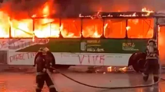 . Violenta protesta de normalistas de Teteles, quemaron una unidad del RUTA; rompieron diálogo con la SEP