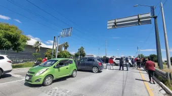 Protesta de padres de familia y la 28 de Octubre dejan sin transporte público a poblanos