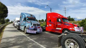 Sindicato de Transportistas exigen oportunidades de trabajo, bloquean el Periférico