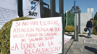 Trabajadores cerraron las oficinas del SAT Angelópolis; les negaron aumento salarial