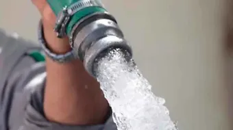 Hay un cartel Azul del agua
