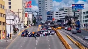 Bloquean bulevar Atlixco por cierre de la Universidad Cuauhtémoc en Puebla