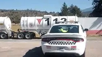 Tráiler abandonado en Serdán, Puebla, genera alarma por posible combustible
