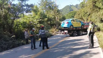 Accidente en la Pachuca–Tuxpan deja taxi volcado y dos personas lesionadas
