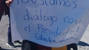 Docentes y alumnos de Tepatlaxco cerraron carretera Amozoc-Acajete por despojo de terrenos escolares