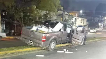 Dos incidentes en la Sierra Norte: choque en Xicotepec y unidad de valores calcinada