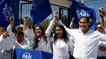 “Vamos a levantar al PAN Puebla”, promete Gaby Ruiz tras registrarse como candidata con Manolo Herrera