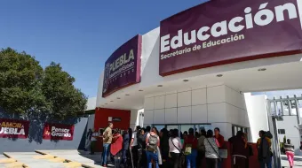 Padres y alumnos del Plantel Azteca exigen apoyo educativo garantizado