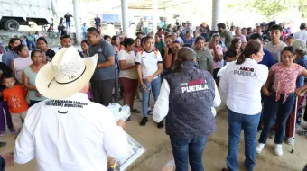 Tras inundaciones, entregan apoyos y estrenan cancha en Sierra Norte
