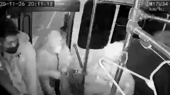Un minuto de terror: así asaltaron un microbús en el Centro Histórico de Puebla