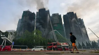 Aumentan los muertos por incendio de rascacielos en Hong Kong 