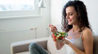Té, cacao y frutas podrían proteger tu corazón del sedentarismo, revela investigación