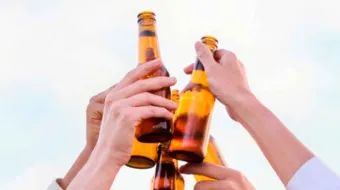 A qué edad es mejor dejar el alcohol: ciencia define beneficios según cada etapa de la vida