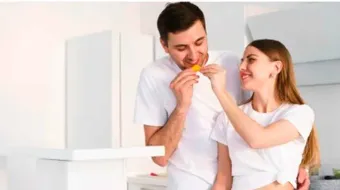 Matrimonios felices podrían reducir riesgo de obesidad al mejorar el autocontrol
