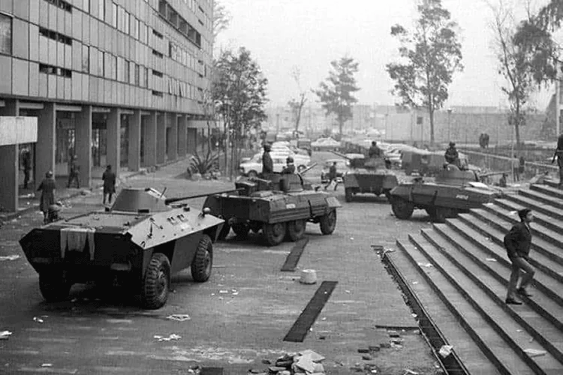 2 de Octubre, bengalas, disparos y masacre en la Plaza de las Tres Culturas