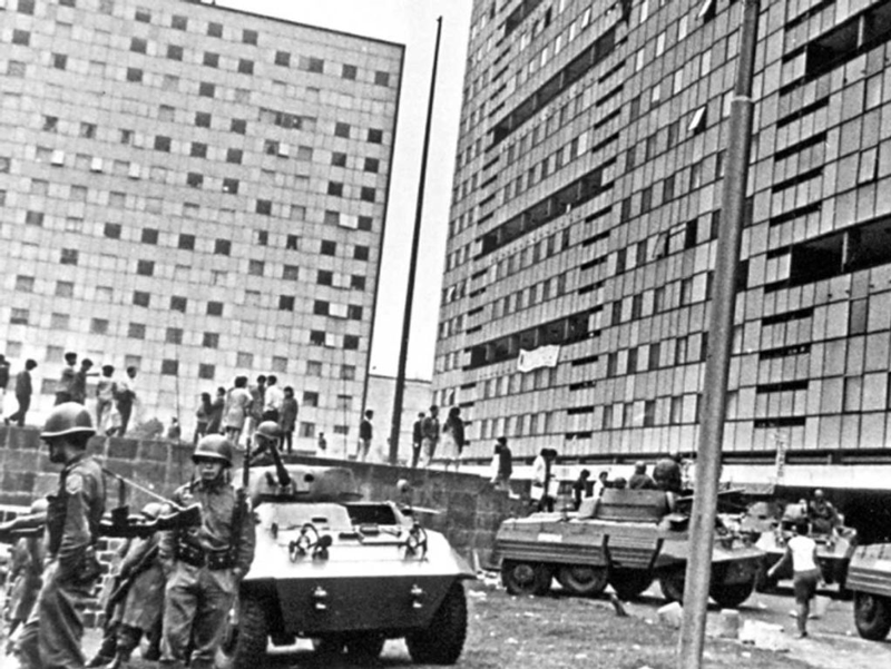 2 de Octubre, bengalas, disparos y masacre en la Plaza de las Tres Culturas