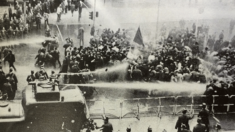 2 de Octubre, bengalas, disparos y masacre en la Plaza de las Tres Culturas