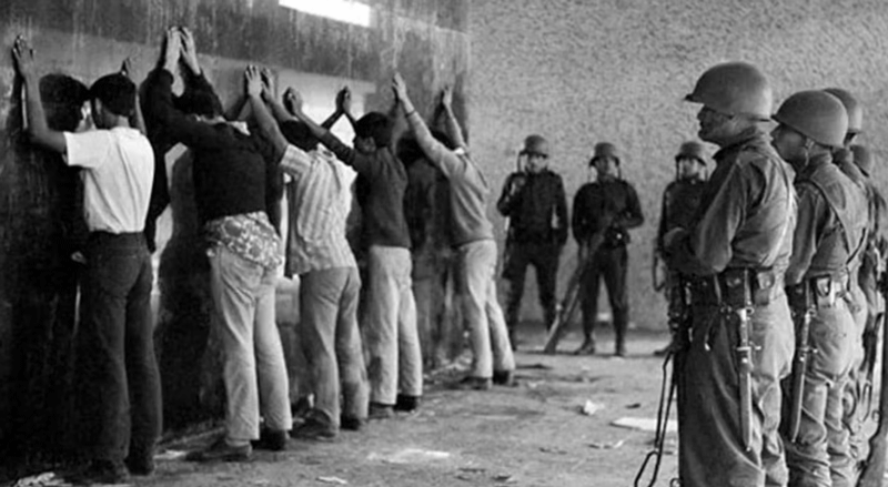 2 de Octubre, bengalas, disparos y masacre en la Plaza de las Tres Culturas