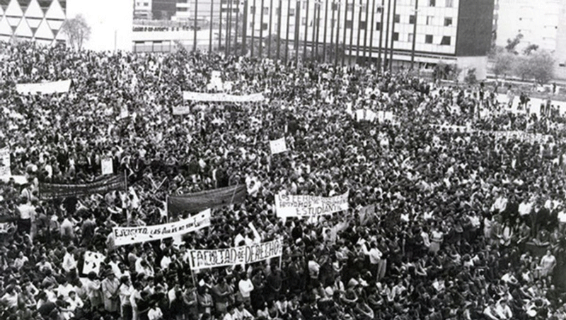 2 de Octubre, bengalas, disparos y masacre en la Plaza de las Tres Culturas