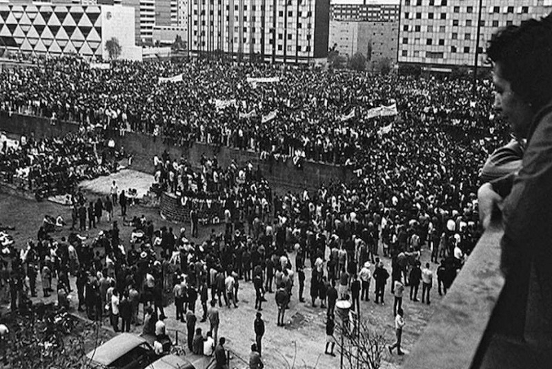 2 de Octubre, bengalas, disparos y masacre en la Plaza de las Tres Culturas