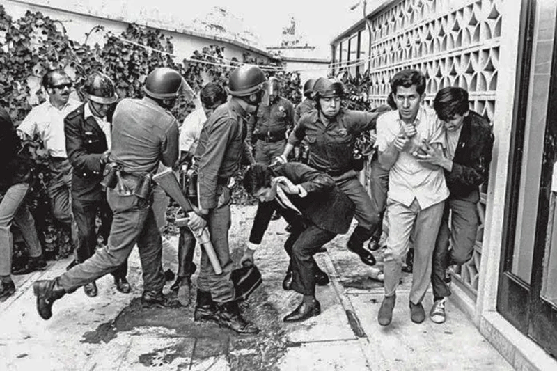 2 de Octubre, bengalas, disparos y masacre en la Plaza de las Tres Culturas