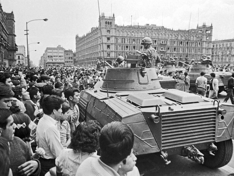 2 de Octubre, bengalas, disparos y masacre en la Plaza de las Tres Culturas