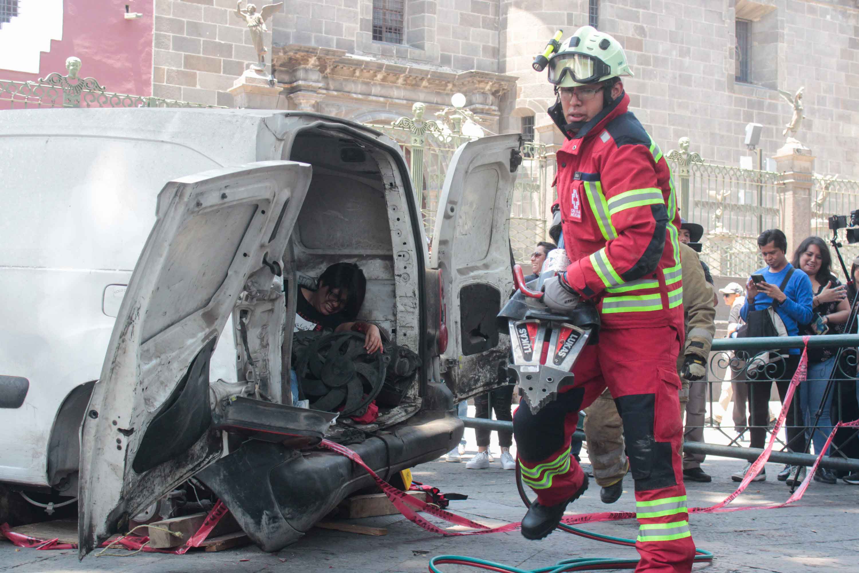 Casi 10 mil personas desalojaron oficinas, edificios, escuelas, hospitales