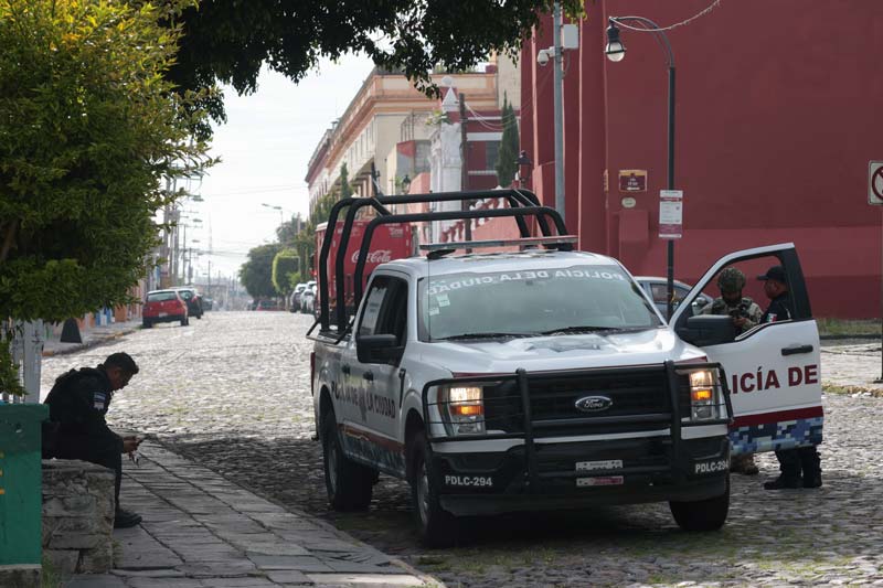 Abandonan cuerpo con narcomensaje en Parque de Analco