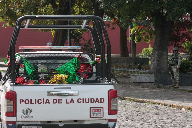 Abandonan cuerpo con narcomensaje en Parque de Analco
