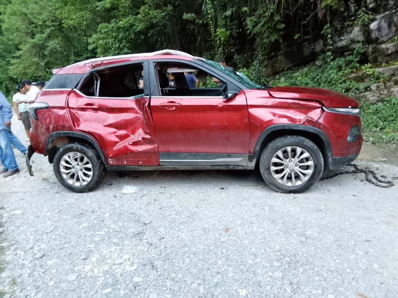 Accidente en Jopala deja tres lesionados tras caída de camioneta a barranco