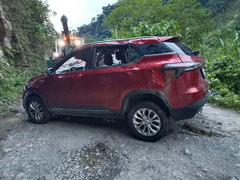 Accidente en Jopala deja tres lesionados tras caída de camioneta a barranco