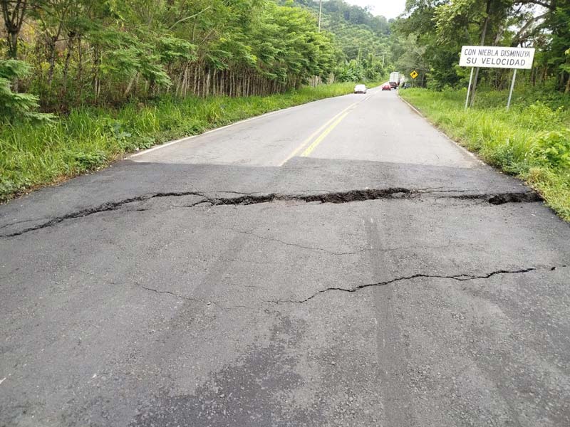 Alerta en la carretera México-Tuxpan: segundo hundimiento por lluvias