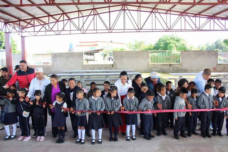 Ariadna Ayala entregó el techado de usos múltiples en primaria de Atlixco