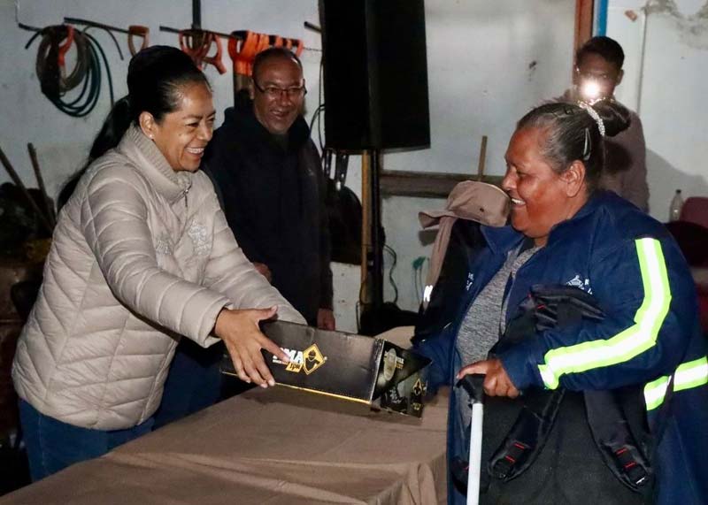 Ariadna Ayala entrega uniformes al personal operativo de Atlixco y fortalece servicios públicos