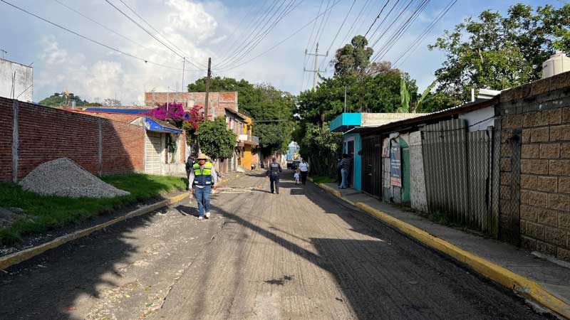 Atlixco, Pue. Tras la reciente regularización de la colonia Rancho Gamboa, la presidenta de Atlixco, Ariadna Ayala, dio inicio a una obra emblemática: la rehabilitación con carpeta asfáltica de la calle 3 Poniente, vialidad estratégica para la conectividad de la zona poniente del municipio. Inició rehabilitación de calle en la nueva colonia Rancho Gamboa de Atlixco Detalles de la obra Con una inversión cercana a los 4.5 millones de pesos, la intervención abarcará 7,518.53 metros cuadrados de superficie e incluye la renivelación, suministro de cajas de válvulas de agua potable, pozos de visita y señalamiento vial. Esta obra beneficiará directamente a 3,490 habitantes, entre ellos más de 250 familias dedicadas a la producción viverista, actividad que constituye un motor económico para Atlixco. Inició rehabilitación de calle en la nueva colonia Rancho Gamboa de Atlixco Impacto social y económico Durante el banderazo de arranque, Ariadna Ayala subrayó que este proyecto representa un acto de justicia social, pues no solo mejora la calidad de vida de los vecinos de Rancho Gamboa, sino que impulsa el desarrollo económico y comercial de la región. “Gracias a la reciente regularización de esta colonia, hoy podemos intervenir en una vialidad que llevaba años sin ser atendida. Esta inversión es importante y representa un avance donde todas y todos valen igual y merecen acciones como estas”, afirmó la presidenta, Ariadna Ayala. Inició rehabilitación de calle en la nueva colonia Rancho Gamboa de Atlixco *BC