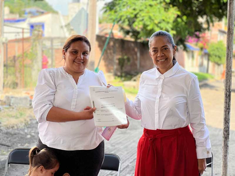 Atlixco, Pue. Tras la reciente regularización de la colonia Rancho Gamboa, la presidenta de Atlixco, Ariadna Ayala, dio inicio a una obra emblemática: la rehabilitación con carpeta asfáltica de la calle 3 Poniente, vialidad estratégica para la conectividad de la zona poniente del municipio. Inició rehabilitación de calle en la nueva colonia Rancho Gamboa de Atlixco Detalles de la obra Con una inversión cercana a los 4.5 millones de pesos, la intervención abarcará 7,518.53 metros cuadrados de superficie e incluye la renivelación, suministro de cajas de válvulas de agua potable, pozos de visita y señalamiento vial. Esta obra beneficiará directamente a 3,490 habitantes, entre ellos más de 250 familias dedicadas a la producción viverista, actividad que constituye un motor económico para Atlixco. Inició rehabilitación de calle en la nueva colonia Rancho Gamboa de Atlixco Impacto social y económico Durante el banderazo de arranque, Ariadna Ayala subrayó que este proyecto representa un acto de justicia social, pues no solo mejora la calidad de vida de los vecinos de Rancho Gamboa, sino que impulsa el desarrollo económico y comercial de la región. “Gracias a la reciente regularización de esta colonia, hoy podemos intervenir en una vialidad que llevaba años sin ser atendida. Esta inversión es importante y representa un avance donde todas y todos valen igual y merecen acciones como estas”, afirmó la presidenta, Ariadna Ayala. Inició rehabilitación de calle en la nueva colonia Rancho Gamboa de Atlixco *BC