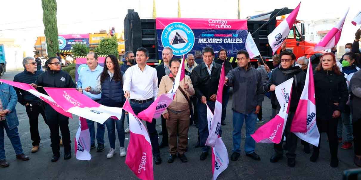 Puebla, Pue. Desde la colonia Humboldt Norte, el presidente Eduardo Rivera Pérez realizó el arranque de obra de la 14 y 16 Oriente, que representa una inversión de 64.8 millones de pesos. El presidente comentó que este trabajo, ayudará a mejorar el tránsito vehículos, al igual que el peatonal, pues desde hace años, no se había trabajado de rehabilitación. Te puede interesar: Miguel Barbosa entregó 200 patrullas a 111 presidentes municipales de Puebla "El trabajo de este gobierno, nadie lo para, y como lo prometimos, hoy estamos arrancando esta obra de rehabilitación de la 14 y la 16 oriente, que juntas abarcan más de 62 mil 500 metros cuadrados", dijo. Dijo que se incluyen la sustitución de banquetas, rampas y guarniciones, bolardos y árboles. "Con estas dos obras, vamos a beneficiar a miles de personas, también los trabajos incluyen la sustitución de baquetas", declaró. *BC
