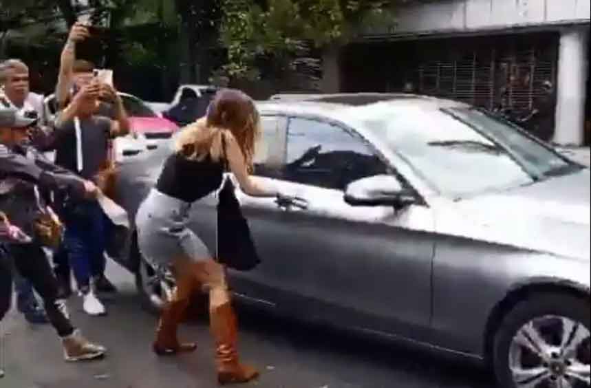 Así enfrentó Lady Racista a la multitud tras su primera audiencia por insultos racistas