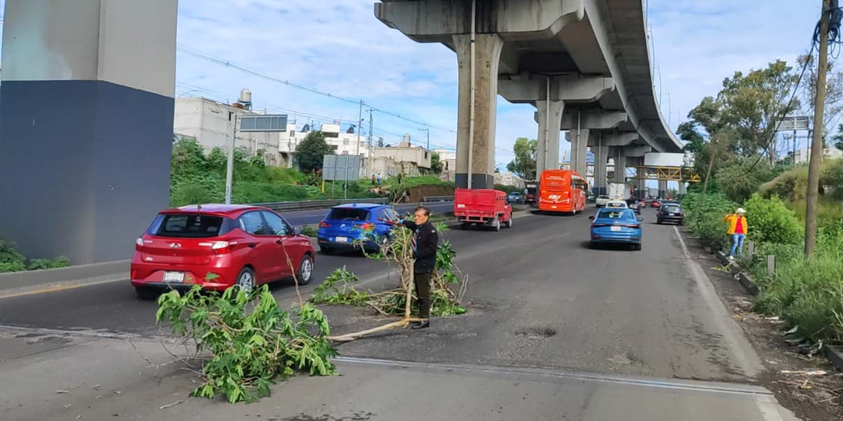 Múltiples daños en autos por bache en la autopista México–Puebla